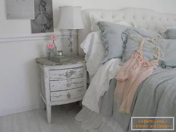 Спальня в стилі Шеббі шик в сірому, рожевому і білому