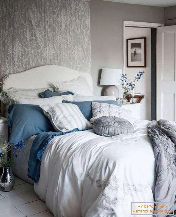 Шеббі шик спальня з сірими стінами, біло-синім декором