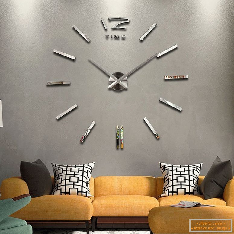Великі настінні годинники над диваном