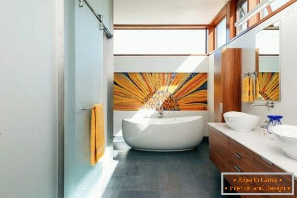 Дизайн інтер'єру ванної кімнати з розсувними дверима зі скла