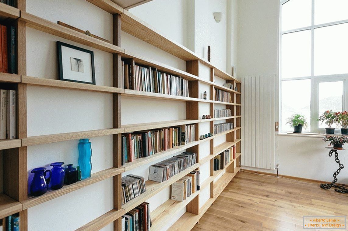 Довгі дерев'яні полиці для книг