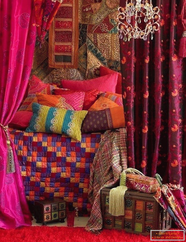 Різнобарвні подушки на ліжку