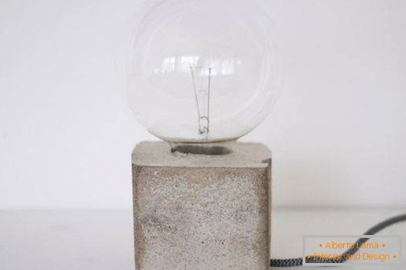 Саморобна настільна лампа з цементу