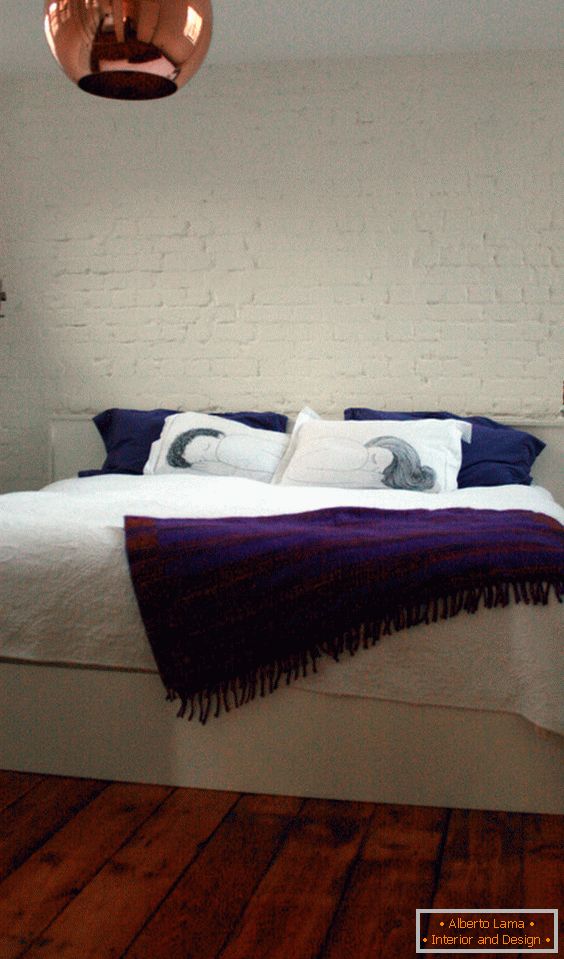 Спальня маленької квартири в Лондоні
