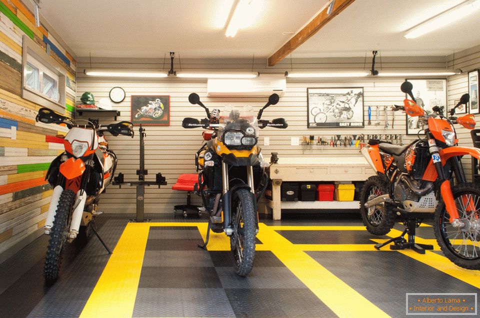 Мотоцикли в креативному гаражі