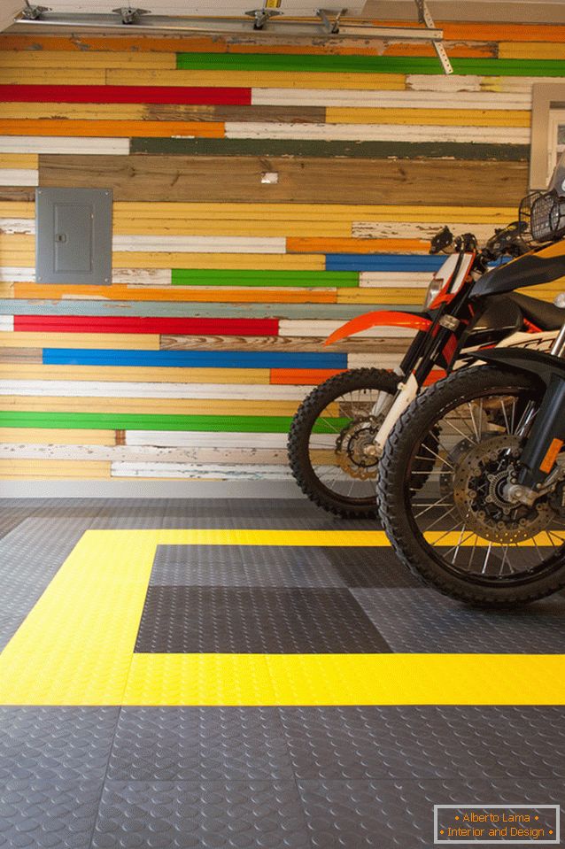Мотоцикли в гаражі
