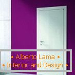 Поєднання фіолетового стіни і білих дверях