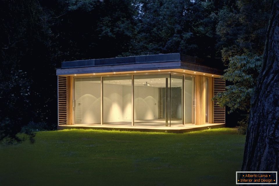 Еко-будинок зі скляними стінами