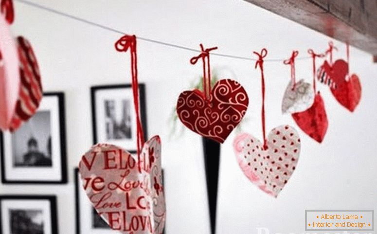 Валентинки на фоне картин на стене