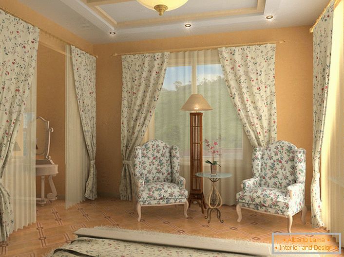 Спальня в англійському стилі з незвичайною родзинкою. Для оббивки меблів, фіранок і покривала була обрана одна тканина з невибагливим квітковим візерунком.