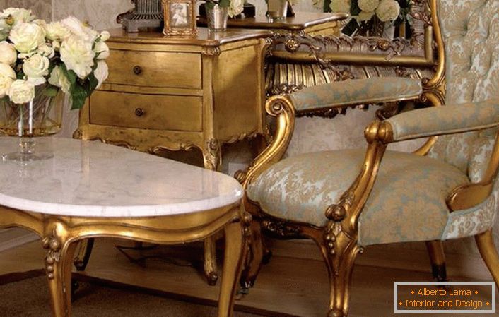 Дерев'яні меблі з темно-золотим покриттям в стилі бароко. Відмінне рішення для вітальні в хаті молодої леді.