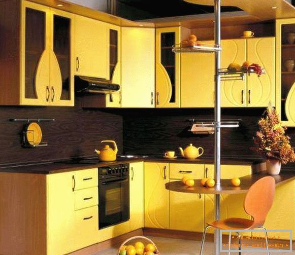 Жовта кутова кухня з барною стійкою