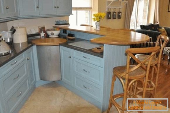 Блакитний кутовий кухонний гарнітур з барною стійкою - фото в інтер'єрі
