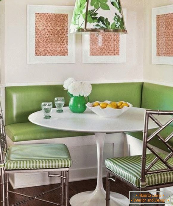 маленький зелений кутовий диван на кухню