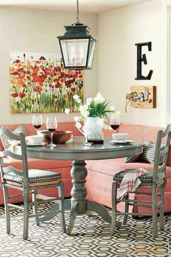 маленький рожевий кутовий диван на кухню
