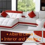 Червоно-білий диван в інтер'єрі