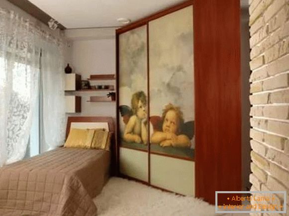 Трапецієвидний кутовий шафа купе в спальню - фото в дизайні інтер'єру