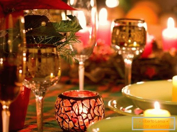 Красиві келихи і свічки в декор новорічного столу