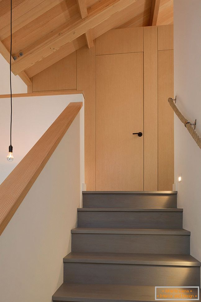 Інтер'єр маленького дерев'яного будинку - лестница