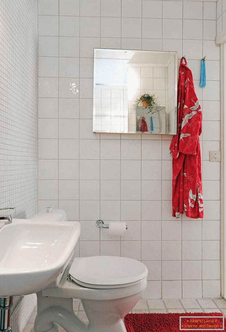 interesting-мала ванна-дизайн-with-toilet-and-washing-stand-plus-red-bath-mat-on-white-tiles-flooring-as-well-as-mirrored-recessed-medicine-cabinets-744x1095