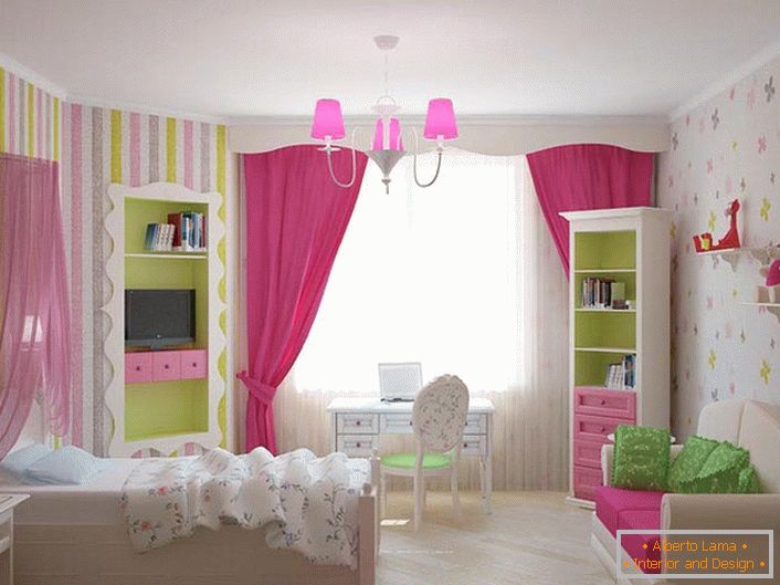 Кімната юної принцеси оформлена в класичних дівчачих кольорах. Акценти яскраво-рожевого роблять інтер'єр яскравим і барвистим. 