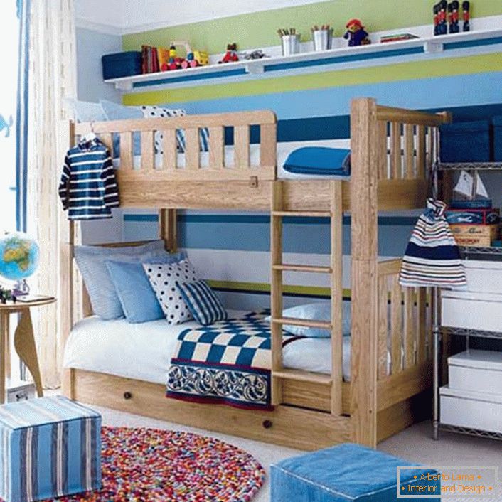 Невелика дитяча кімната для хлопчиків оформлена в скандинавському стилі.
