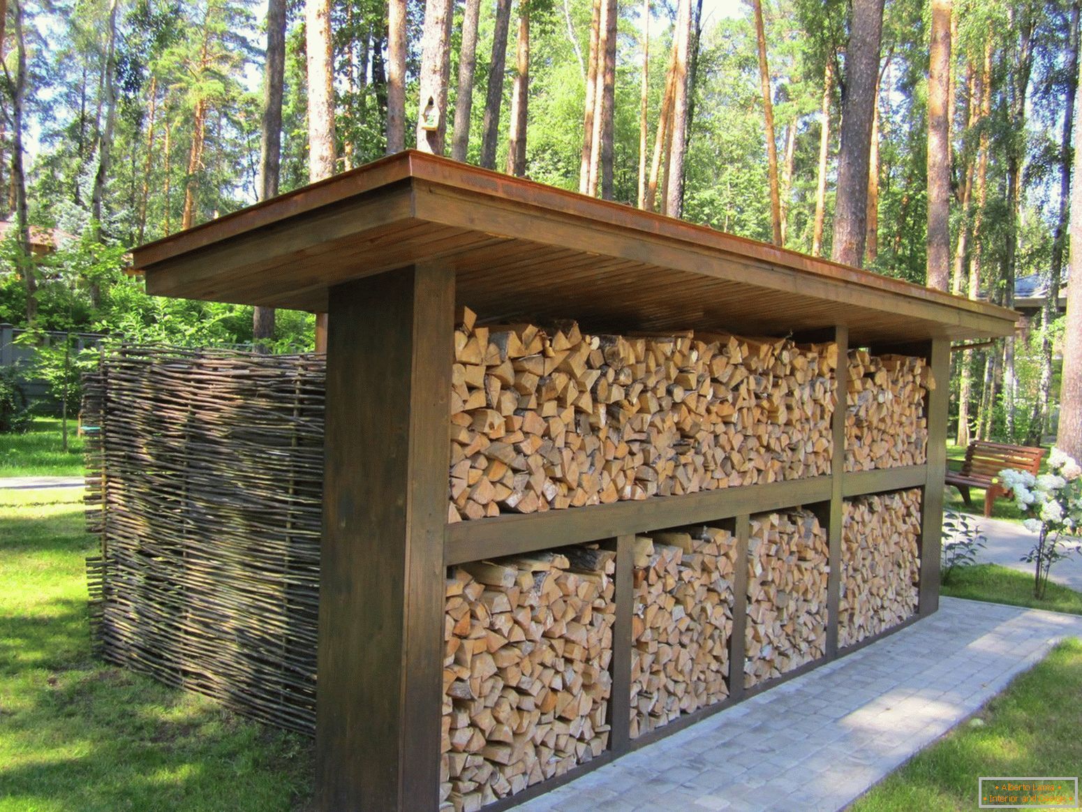 Зберігання дров на ділянці
