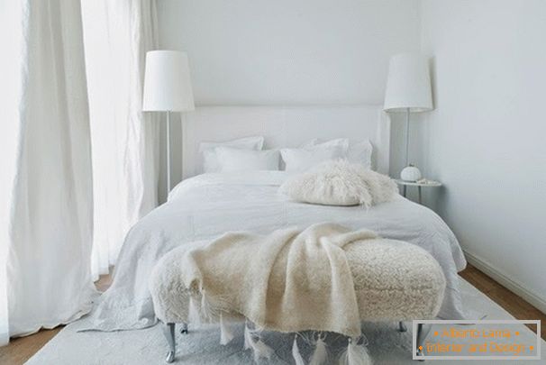 Біла спальня з панорамними вікнами