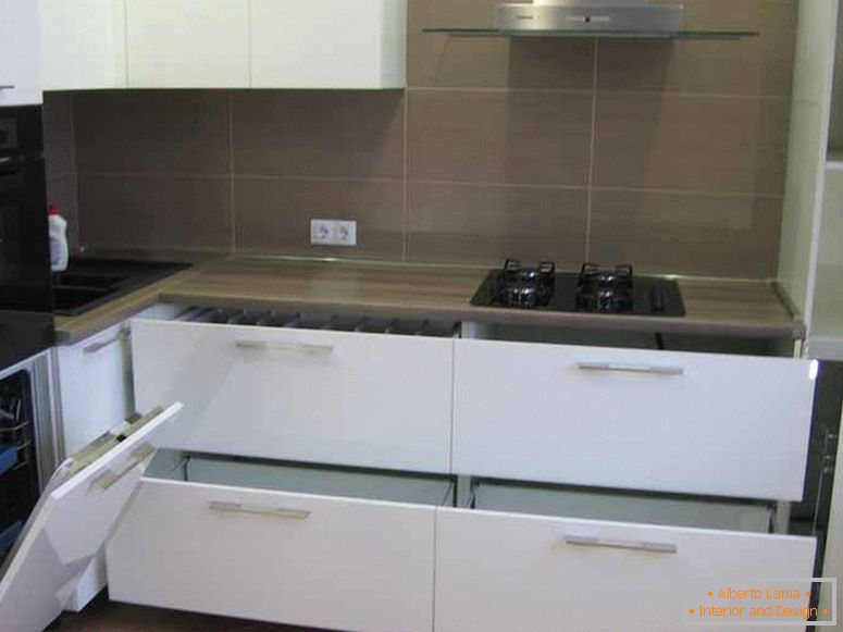 Так можна використовувати модульну кухонні меблі для оформлення робочої зони приміщення.