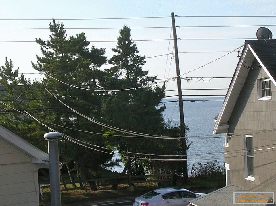 Вид на Лонг-Айленд з тераси невеликого особняка в США
