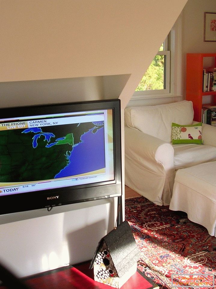 Телевізор в гостьовому салоні невеликого особняка в США
