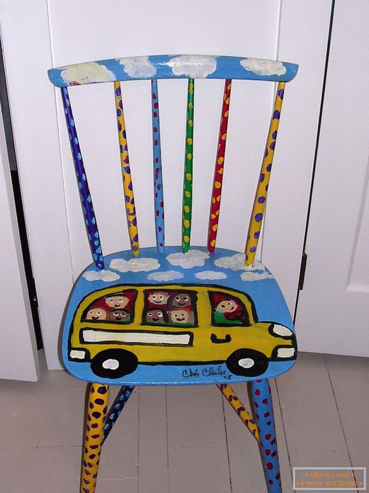 Барвистий стілець з малюнком