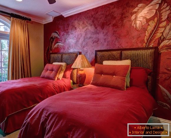Червона венеціанська штукатурка фото в інтер'єрі спальні