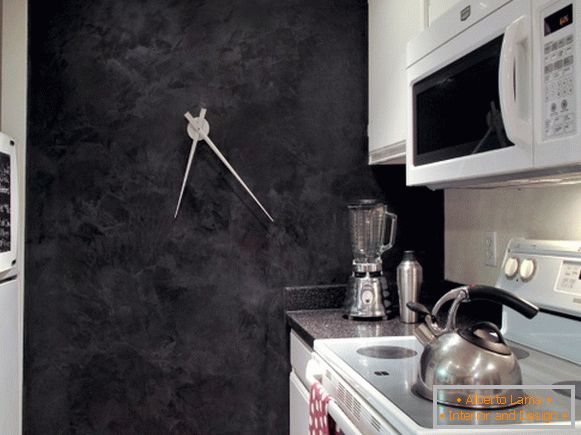 Чорна венеціанська штукатурка на кухні фото