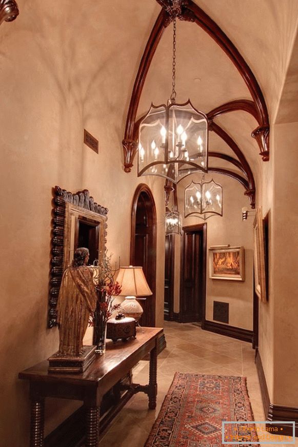 Венеціанська штукатурка в коридорі фото