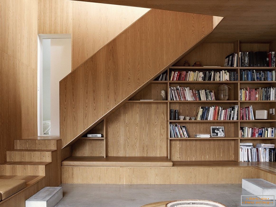 Книжкові полиці під сходами