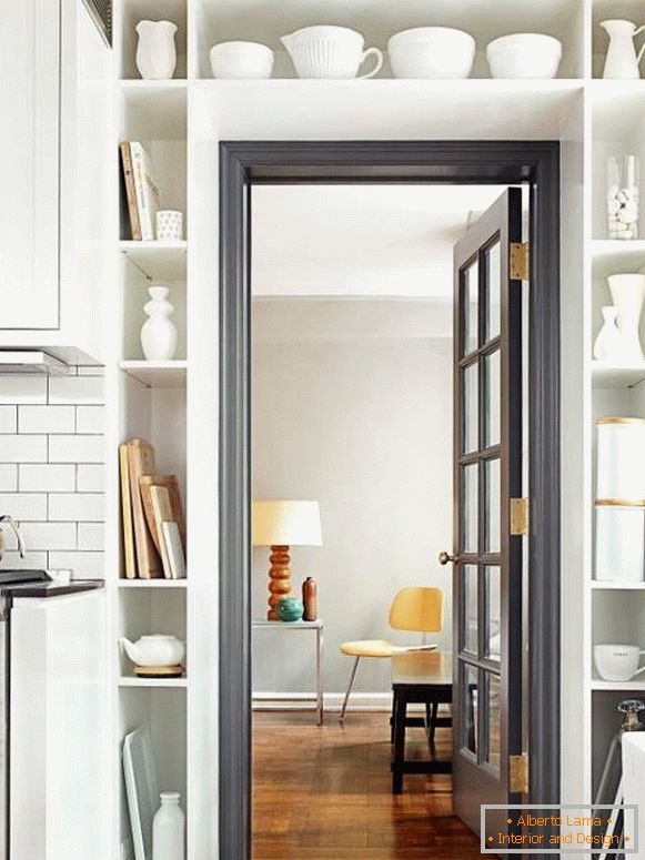 Красиві двері для кухні - фото з шафою навколо