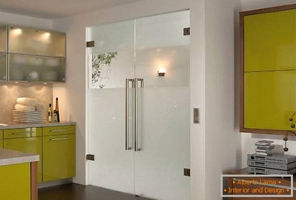 Двостулкові кухонні двері зі склом - фото в інтер'єрі
