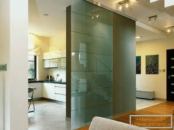 Скляні двері на кухню в сучасному інтер'єрі