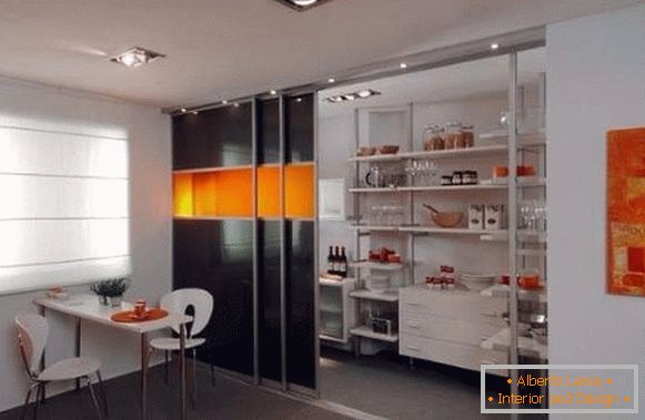 Перегородка двері купе на кухню в дизайні квартири