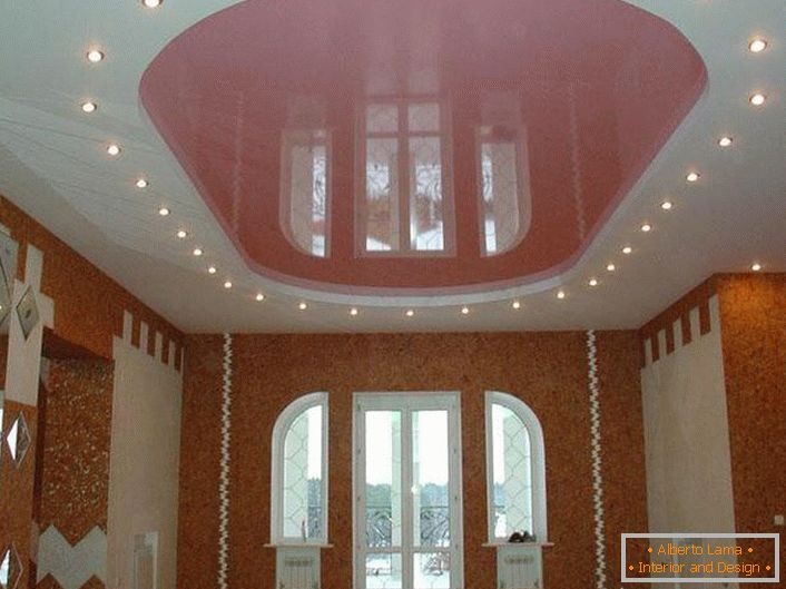 Рожевий овал натяжної стелі зі світлодіодним освітленням у великій кімнаті в заміському будинку.