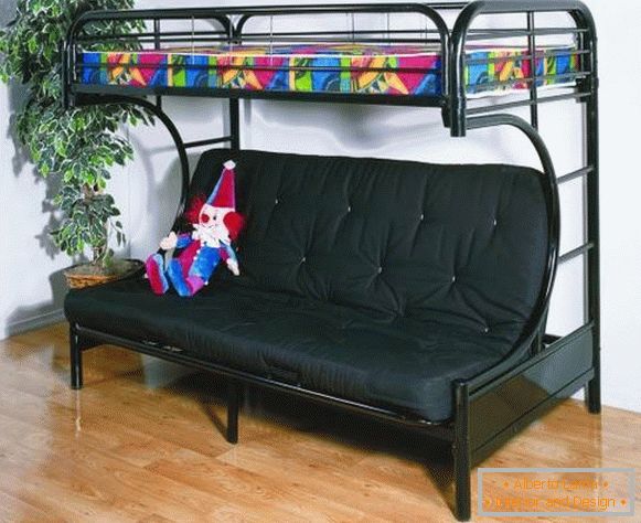 Чорна ліжко горище з диваном в інтер'єрі