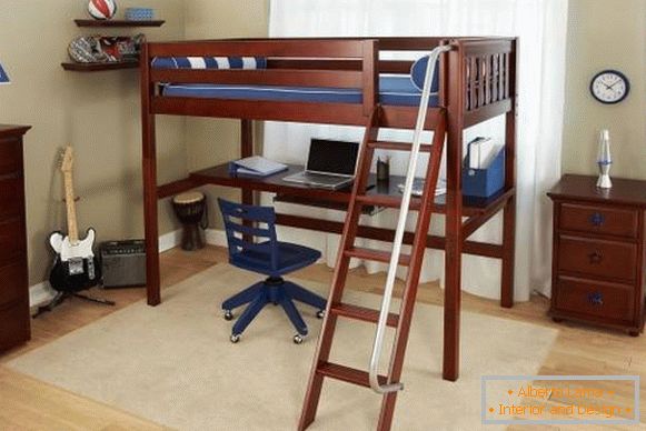 Стильна ліжко горище з робочою зоною з дерева