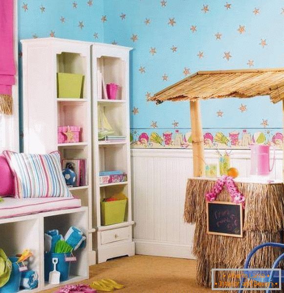 Рожево-блакитні шпалери і панелі на стінах в дитячій кімнаті
