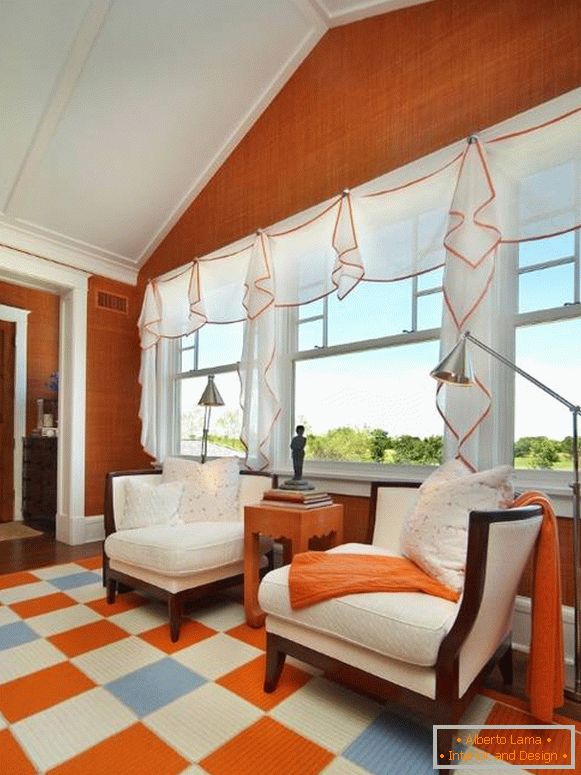 Короткі штори в дизайні вітальні