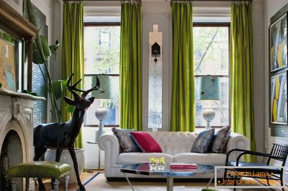 Яскраво-зелені штори в дизайні вітальні