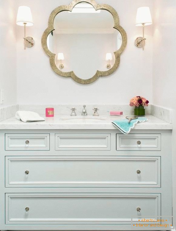 Цікаве дзеркало в інтер'єрі ванної кімнати