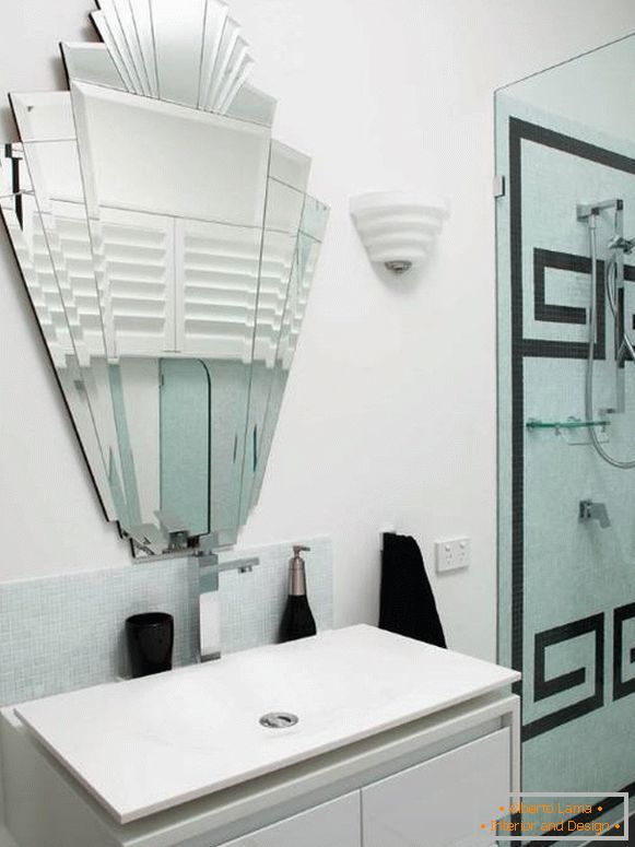 Незвичайне дзеркало без оправи для ванної