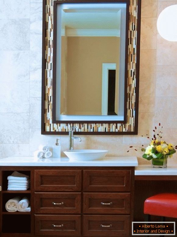 Сучасне дзеркало в рамі для ванної кімнати
