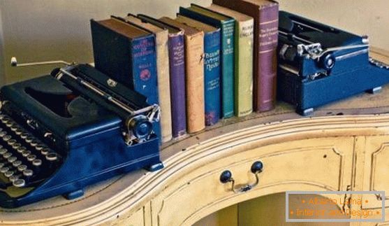 Вантажний декор: книги і друкарські машинки